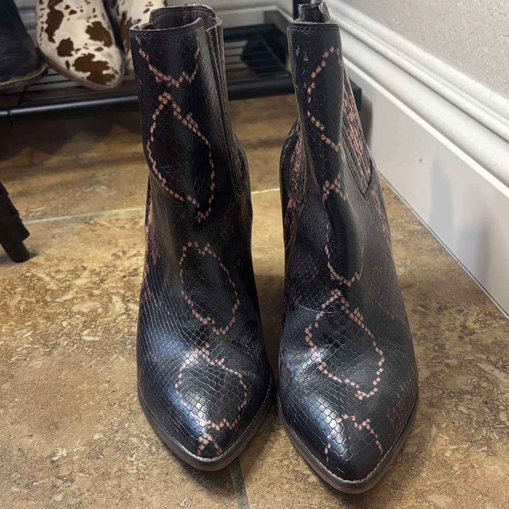 Steve Madden Black and Pink Ankle Booties - Picture 4 of 7